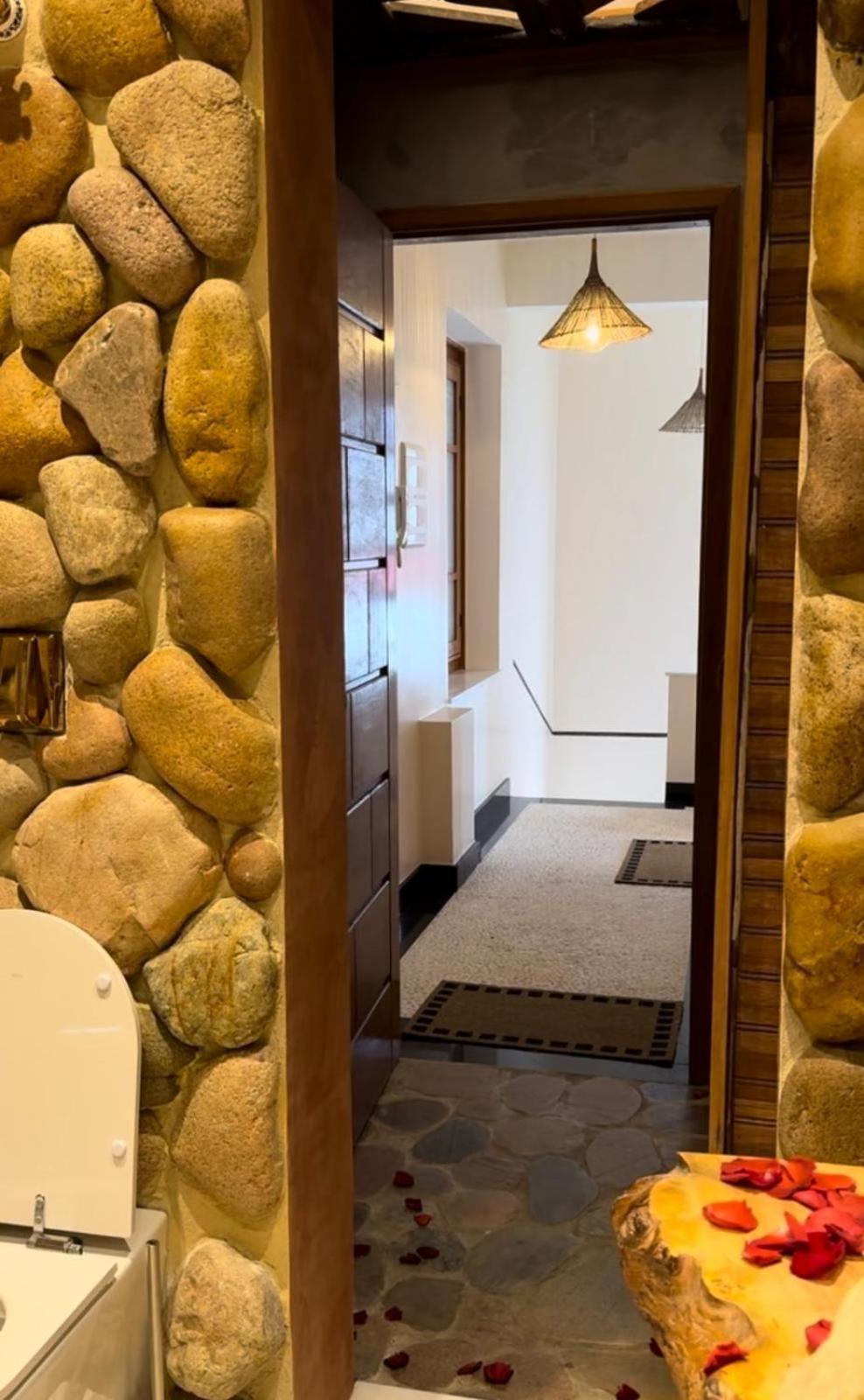 Iron And Stones Apartment